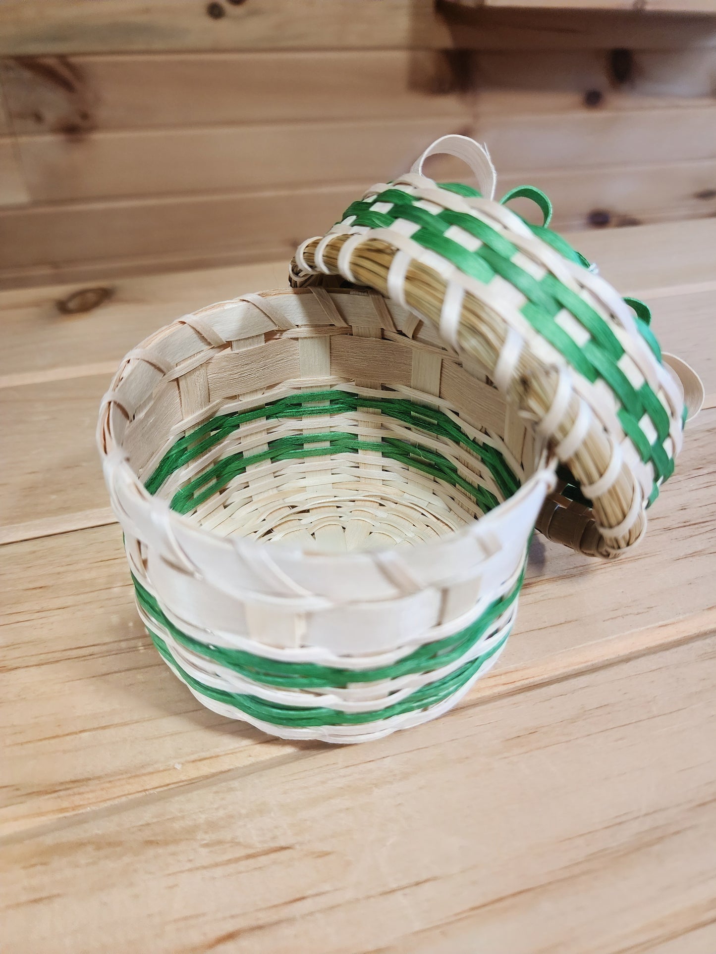 Small - Ash Basket - w Sweetgrass Lid - Green Dye Design