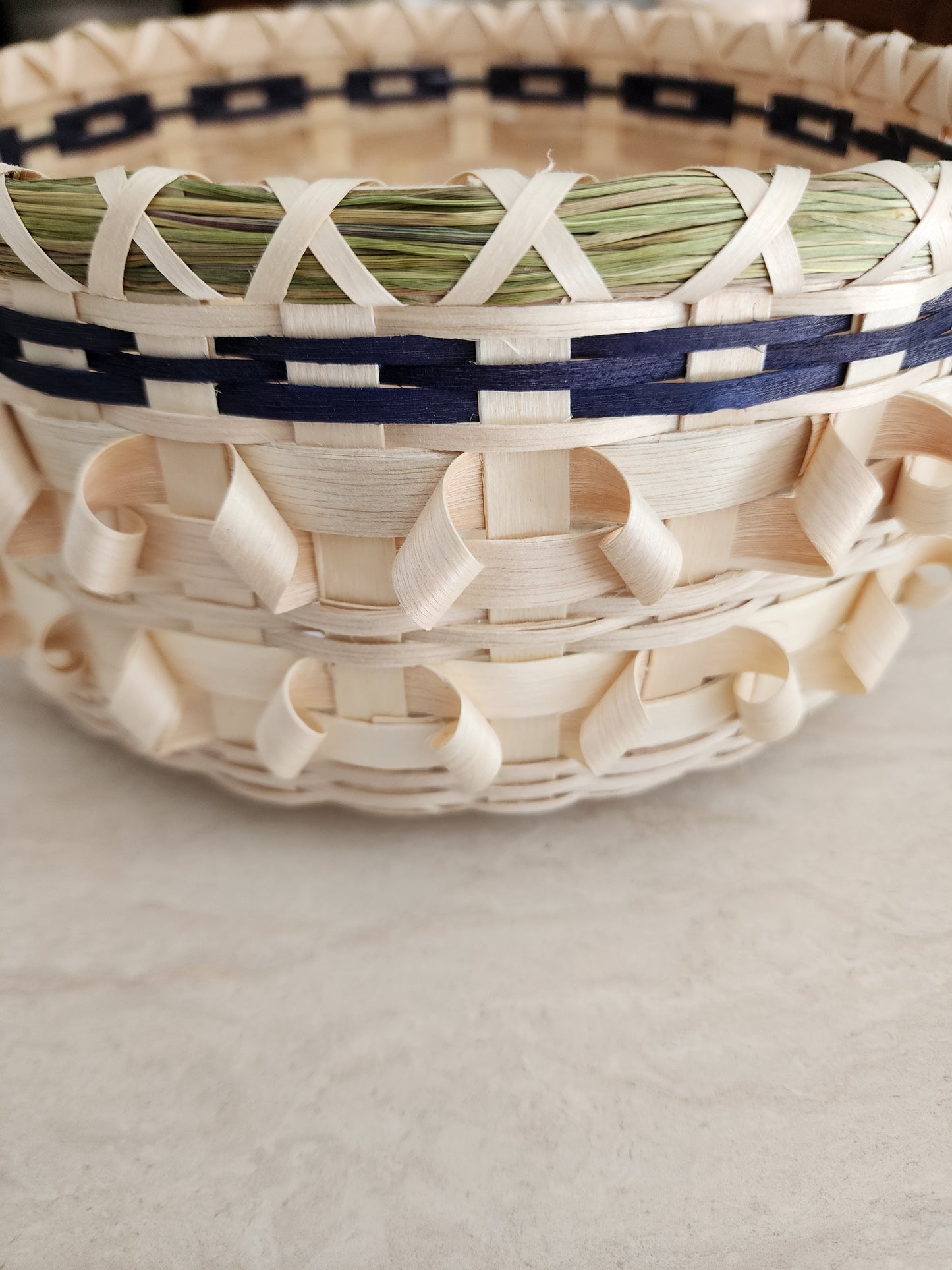 Grand panier en frêne avec garniture en foin d'odeur